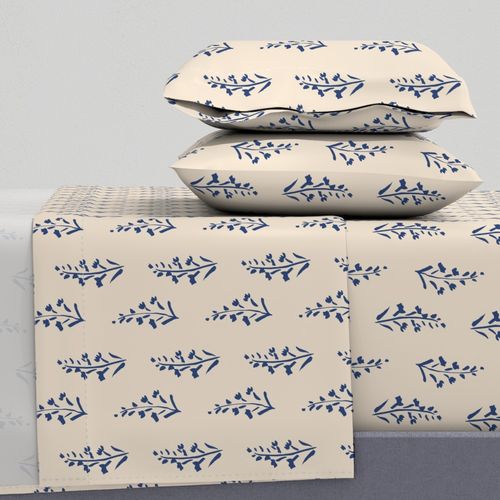 Pressed love - off-white and navy // meidum scale