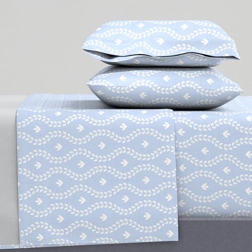 Country Trellis Leaves - Textured Vintage Ogee Floral - Pastel Blue White