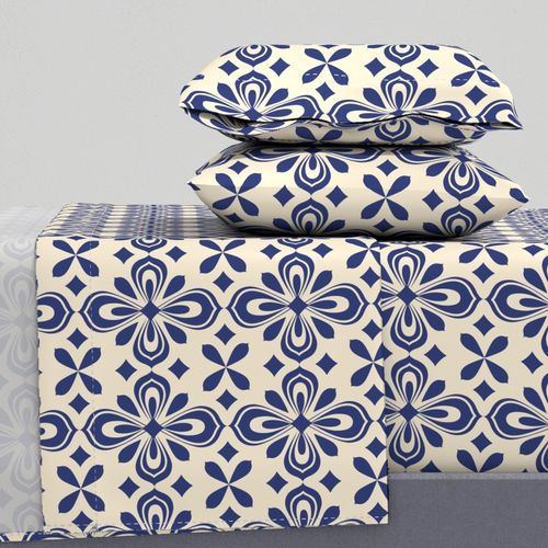 Stylized Floral Tile - Antique White And Navy